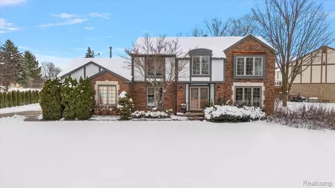 38275 Fleetwood Dr, Farmington, MI 48331
