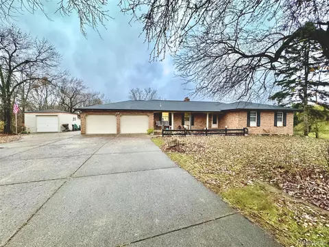 12189 Dentonview Dr, Tyrone, MI 48430
