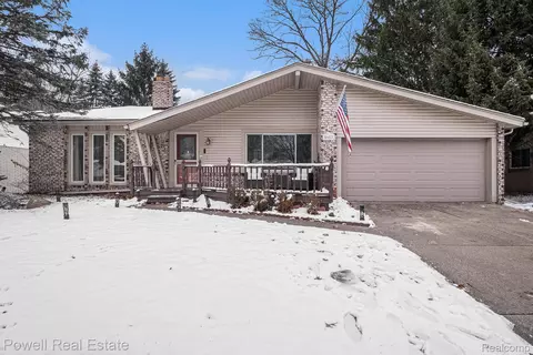 5957 Slate Dr E, Troy, MI 48085