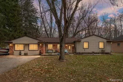 23500 Beech Rd, Southfield, MI 48033