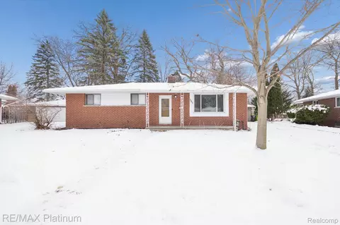 707 Briarwood Ln, Fenton, MI 48430