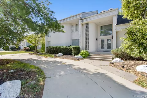 5727 Royal Wood, West Bloomfield, MI 48322