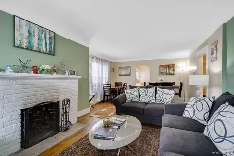 832 Pinecrest Dr E, Ferndale, MI 48220