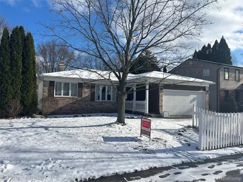 1337 Carolina Ave, Marysville, MI 48040
