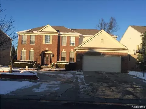 7565 Windgate Cir, West Bloomfield, MI 48323