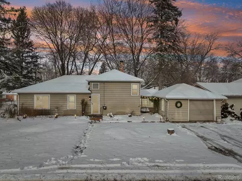 4049 S Shore St, Waterford, MI 48328