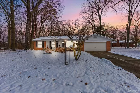 32951 Myrna Ct, Livonia, MI 48154