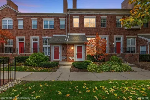 1510 Maryland Club Dr, Royal Oak, MI 48067