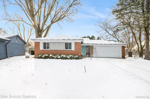 720 Hamlet Ct, Auburn Hills, MI 48326