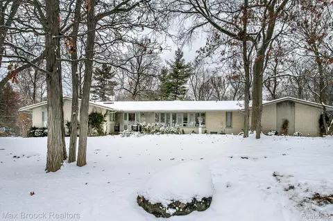 31310 E Stonewood Ct, Farmington Hills, MI 48334