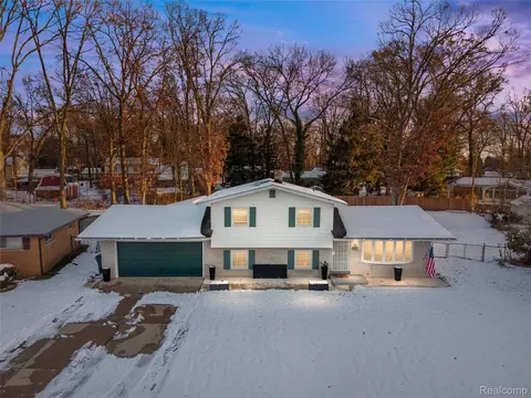 6018 Brynthrop Dr, Shelby Township, MI 48316