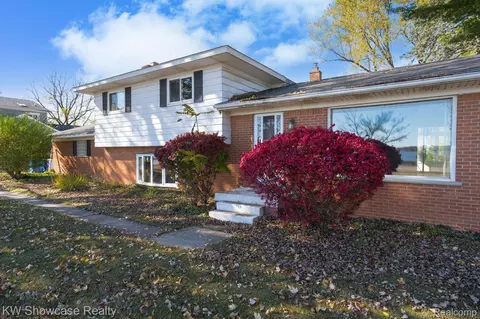 5274 Cooley Lake Rd, Waterford, MI 48327