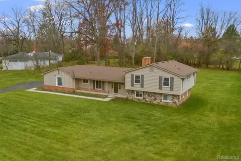 5570 Forman Dr, Bloomfield Hills, MI 48301