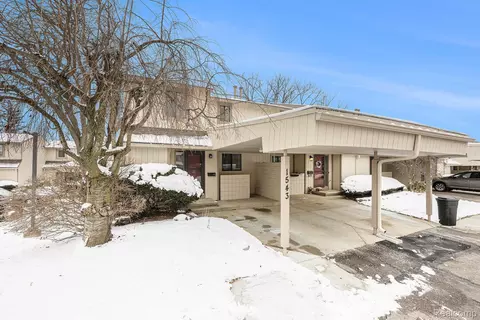 1543 Charter Oak Dr, Rochester Hills, MI 48309