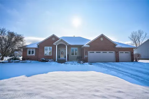 7065 Crosswinds Dr, Swartz Creek, MI 48473