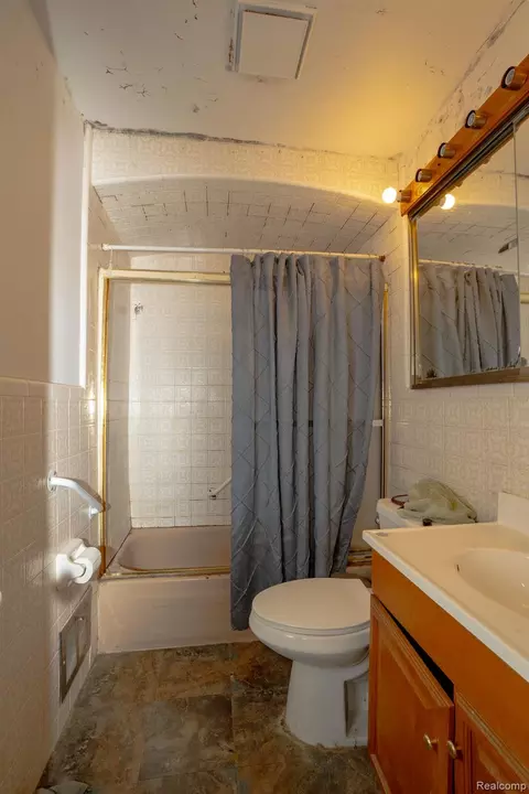 Bath - 23011 Normandy Ave, Eastpointe, MI 48021 photo 2 of 2