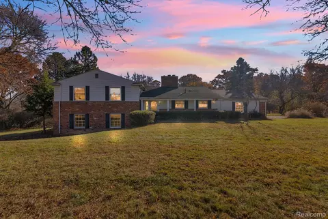 4265 Pine Tree Trl, Bloomfield Hills, MI 48302