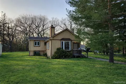 15122 Ripple Dr, Argentine, MI 48451