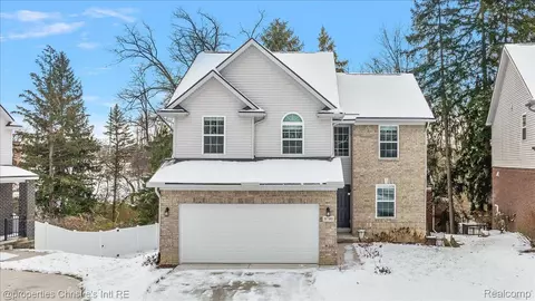 8740 Oak Ridge Trl, Westland, MI 48185