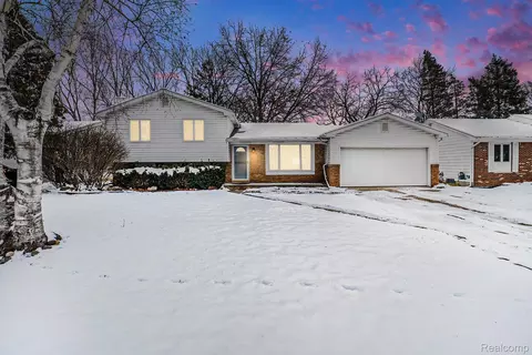 5023 Spring Well Ln, Grand Blanc, MI 48439