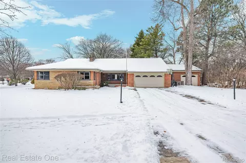 28615 Bloomfield Dr, Lathrup Village, MI 48076