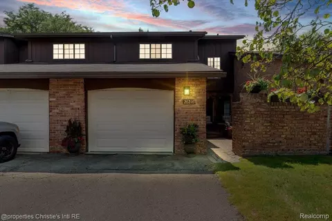 26216 Summerdale Dr, Southfield, MI 48033