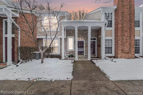 56234 Troon Dr N, Shelby Township, MI 48316