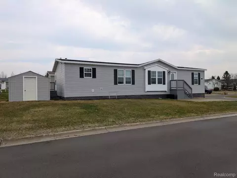 11045 Woodland Ridge Ct, Green Oak, MI 48178