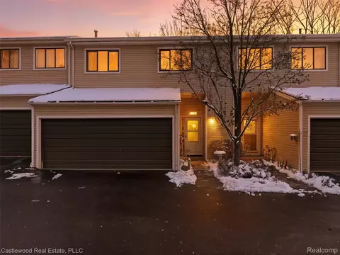 5868 Shore Ct, Independence, MI 48346