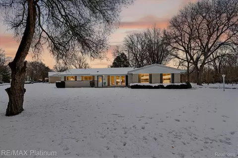 23660 Maude Lea St, Novi, MI 48375