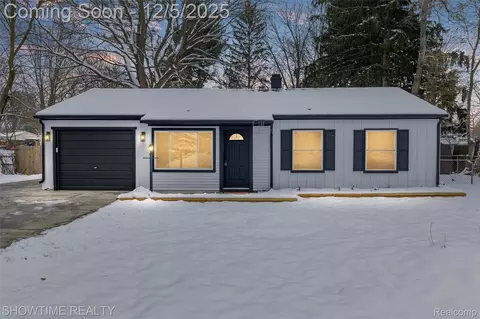 3909 Queensbury Rd, Lake Orion, MI 48359