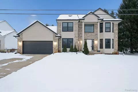 1040 Drakeshire Dr, Walled Lake, MI 48390