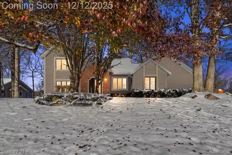 5945 Snow Apple Dr, Independence, MI 48346