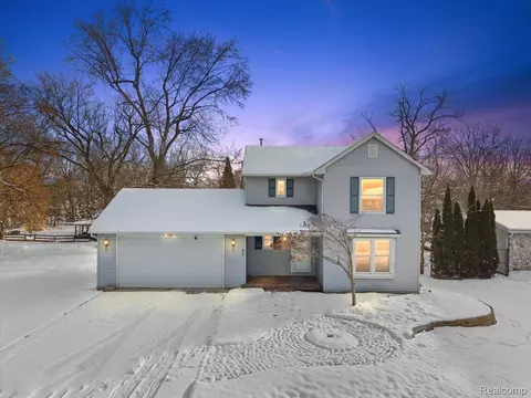927 Alan Dr, Orion, MI 48362