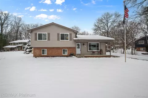 839 Harlequin Ct, Highland, MI 48357