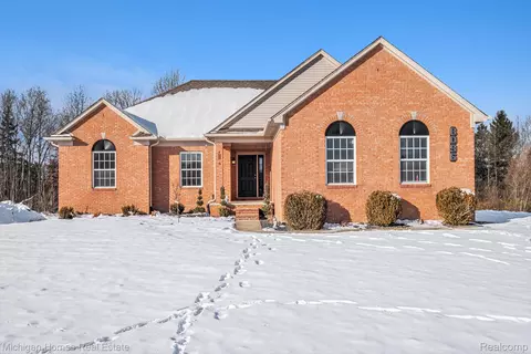8096 Peninsula Cir, Grand Blanc, MI 48439