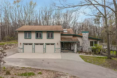 2390 Noble Rd, Addison, MI 48370