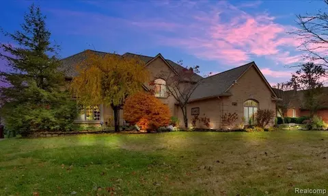2244 Regency Hills Dr, Shelby Township, MI 48316
