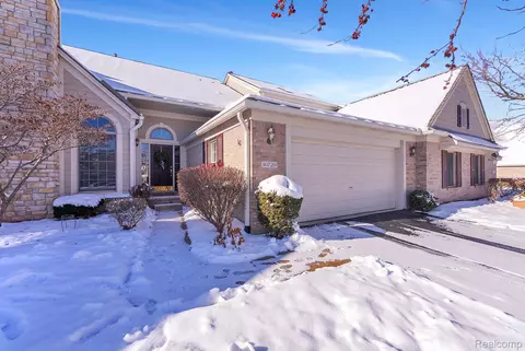 16729 Lyonhurst Cir, Northville, MI 48168