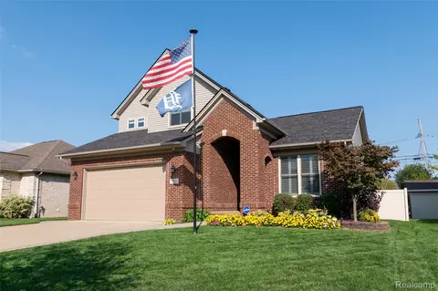15861 Humphrey St, Southgate, MI 48195