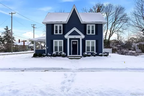 18 Park St, Oxford, MI 48371