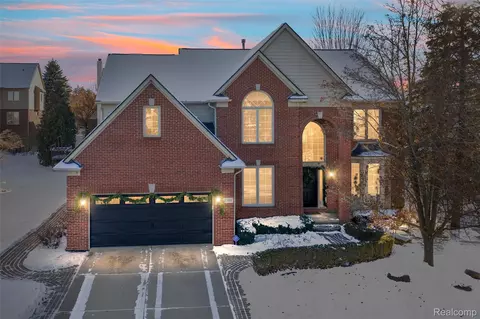 1340 Ross Ln, Rochester, MI 48306