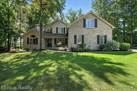 9446 Fair Oaks Dr, Goodrich, MI 48438
