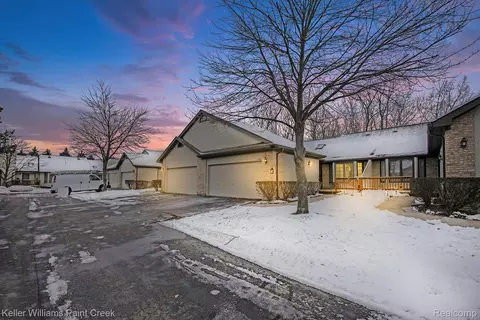 33890 Oakwood Dr, Sterling Heights, MI 48312
