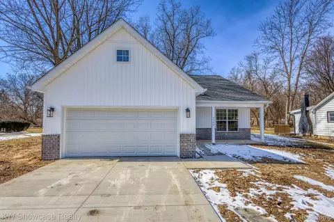 2325 Walnut Rd, Auburn Hills, MI 48326