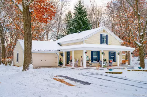 1543 Bosak Dr, Brighton, MI 48114