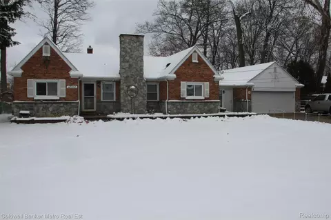 4092 Woodstock Rd, Waterford, MI 48328
