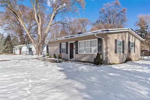 6311 Sidney St, Green Oak, MI 48116