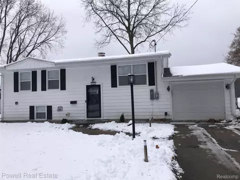 1735 Beacon Dr, Saginaw, MI 48602