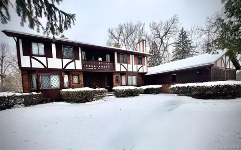 1250 Club Dr, Bloomfield Hills, MI 48302